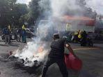 pmii-cabang-pinrang-memadamkan-api-saat-aksi-demonstrasi-berlangsung.jpg