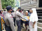 polda-sulbar-bagikan-sembako-kepada-warga-yang-terdampak-covid-19.jpg