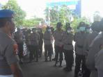 polda-sulsel-menyiapkan-sekitar-1000-lebih-personil-kepolisian-untuk-mengawal-aksi-unjuk-rasa.jpg