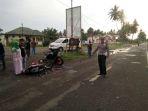 polisi-lalu-lintas-memperlihatkan-lokasi-kecelakaan-di-pertigaan-ompo.jpg