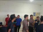 polisi-saat-mendatangi-lokasi-kejadian-di-kantor.jpg