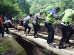 polres-barru-membangun-jembatan-darurat-di-desa-balusu.jpg