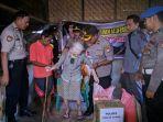 polres-toraja-utara-melangsungkan-kegiatan-peduli-sesama-kepada-warga-tidak-mampu.jpg