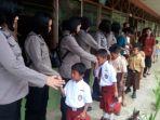polwan-polres-tana-toraja-saat-bersama-siswa-siswi-mengawali-pagi-di-sdn-199-mappa.jpg