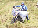 'Power Rangers' Naik Motor Angkut Gabah di Pinrang