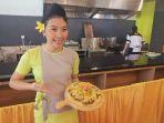 pramusaji-sedang-memegang-menu-maxbistro-pizza-palubassa.jpg