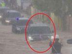 presiden-joko-widodo-yang-berada-di-dalam-mobil-kepresidenan-melintasi-banjir-di-desa-pekauman-ulu.jpg
