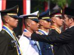 presiden-jokowi-dan-taruna-tni-angkatan-laut.jpg