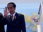 presiden-jokowi-di-tangga-pesawat-kepresidenan.jpg