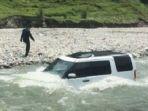 pria-ini-cuci-mobil-mewahnya-di-sungai.jpg