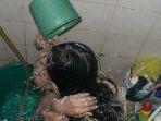 pria-ini-habisi-nyawa-paman-sendiri-gegara-istri-sering-ngeluh-diintip-orang-saat-mandi.jpg