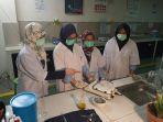 prodi-teknik-kimia-fti-umi-makassar-mempraktekkan-cara-membuat-hand-sanitizer.jpg