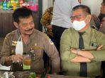prof-husain-syam-duduk-tepat-di-samping-mentan-ri-syl-saat-ngopi-bersama-di-warkop-megazone.jpg