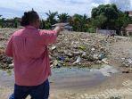 project-manager-adra-indonesia-samzon-purba-saat-meninjau-lokasi-pembangunan-pusat-karantina.jpg
