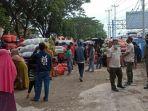 proses-bongkar-muat-para-pedagang-di-kabupaten-bulukumba.jpg
