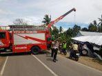 proses-evakuasi-mobil-toyota-avanza-yang-mengalami-kecelakaan-tunggal-di-jl-poros-anabanua.jpg