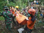 proses-evakuasi-pencarian-korban-timbunan-longsor-5.jpg
