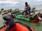 proses-evakuasi-warga-yang-hanyut-di-lasape-oleh-tim-sar-pinrang-senin-29112021.jpg