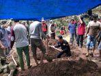 proses-pemakaman-mayat-yang-ditemukan-di-pinggir-sungai-sapanang-jeneponto.jpg