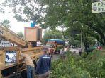 proses-pemangkasan-pohon-di-depan-Polsek-Mandai-Selasa-1612024-kemarin.jpg