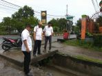 psda-kabupaten-pinrang-memantau-kondisi-saluran-irigasi_20180314_150839.jpg