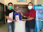 pt-pertamina-persero-marketing-operation-region-mor-vii-membagikan-paket-imun-untuk-jurnalis.jpg