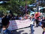 puluhan-demonstran-menutup-jalan-pahlawan-kecamatan-binamu.jpg