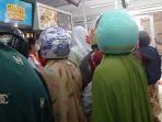 puluhan-emak-emak-pinrang-rela-mengantri-minyak-goreng-harga-murah.jpg
