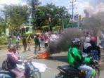 puluhan-mahasiswa-menggelar-aksi-unjuk-rasa-uim.jpg