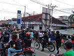 puluhan-massa-pendukung-pasangan-calon-berkumpul-di-persimpangan-majene.jpg