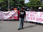 puluhan-massa-tergabung-dalam-aliansi-masyarakat-sipil-peduli-demokrasi-amspd-4.jpg