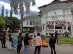 puluhan-massa-yang-tergabung-dalam-koalisi-masyarakat-menggugat-berunjuk-rasa.jpg