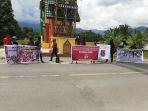 puluhan-orang-melakukan-unjuk-rasa-di-gapura-perbatasan-antara-kabupaten-luwu-utara.jpg