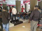 puluhan-orang-mengatasnamakan-forum-masyarakat-korban-banjir-bandang-luwu-utara.jpg