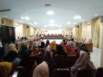 puluhan-pedagang-pasar-sentral-enrekang-menyambangi-kantor-dprd-enrekang-rabu-812020.jpg