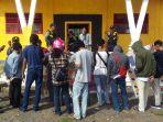 puluhan-pemuda-unjuk-rasa-di-depan-smkn-9-jeneponto.jpg