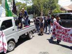 puluhan-pemuda-unjuk-rasa-di-kantor-bupati-jl-lanto-dg-pasewang.jpg