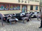 puluhan-personel-polda-sulbar-disanski-dengan-cara-push-up-karena-panggar-protokol-kesehatan.jpg