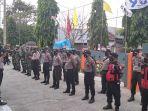 puluhan-personil-gabungan-kepolisian-tni-satpol-pp-saat-melakukan-pengamanan-2.jpg