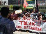 puluhan-warga-dan-mahasiswa-yang-menamakan-diri-forum-warga-makassar1.jpg