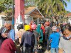 puluhan-warga-korban-gempa-sulbar-mendatangi-rumah-jabatan-wakil-bupati-mamuju.jpg