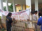 puluhan-warga-memasang-spanduk-dan-pagar-menyegel-kantor-kelurahan-balang-beru2.jpg