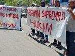 puluhan-warga-mendatangi-kantor-inspektorat-kabupaten-maros-di-jl-nasrun-amirullah.jpg