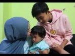 putri-delina-dan-rizwan-cium-bayi-lina-jubaedah-dan-teddy-pardiyana.jpg