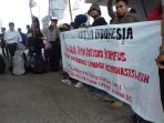 r-menggelar-aksi-unjuk-rasa-di-bawah-jembatan_20170116_163432.jpg