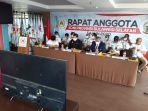 rapat-anggota-tahunan-rat-koni-sulsel-yang-digelar-di-hotel-santika-jumat-11122020.jpg