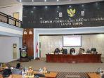 rapat-paripurna-ranperda-penyertaan-modal-pdam-di-ruang-paripurna-dprd-luwu-timur.jpg