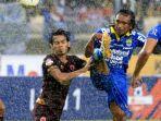 rasyid-bakri-dan-hariono-saat-perebutan-bola.jpg