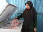 ratna-perlihatkan-bandeng-tanpa-duri_20160313_094315.jpg
