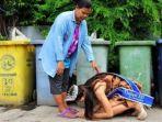 ratu-kecantikan-cium-kaki-ibunya-yang-tengah-memulung.jpg